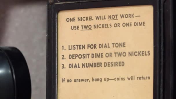 Teléfono Por Cable Viejo Con Monedas Parte Del Interior Una — Vídeos de Stock