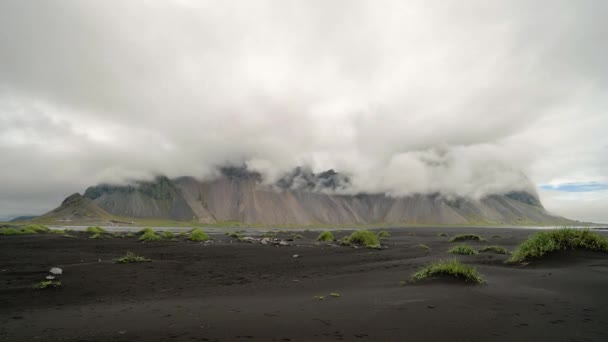 Timelapse Nuvens Formando Contra Montanhas Stokksnes Islândia — Vídeo de Stock