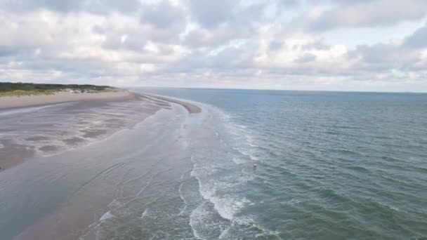 オランダでの潮の干満の間 北海上空で後方から撮影 — ストック動画