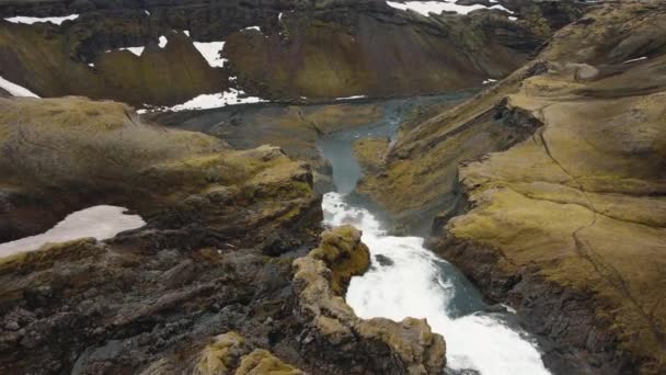 Drón Lövés Repül Egy Nagy Vízesés Kamera Dönthető Izlandon — Stock videók