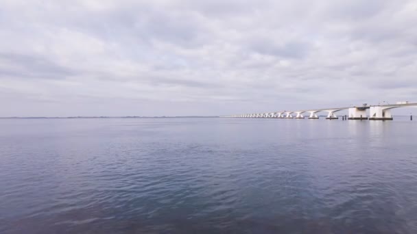 Drönare Flygning Över Stranden Östra Scheldt Nederländerna Över Vatten Mot — Stockvideo