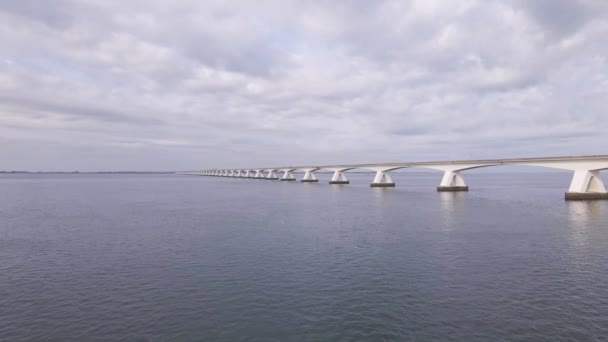 オステルシェルデからオランダ領ゼーラント州の巨大なゼーラント橋までの水の上に画像を滑空 — ストック動画