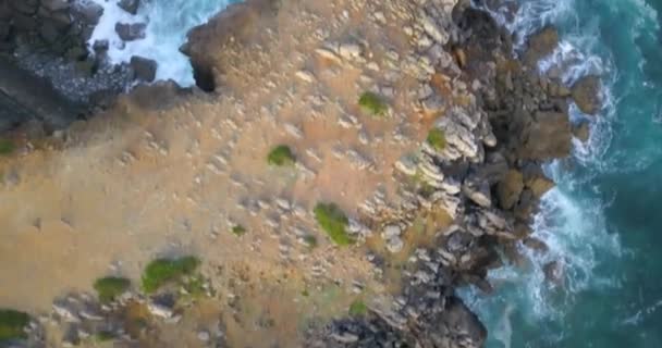 Fale Rozbijają Się Skały Cascais Portugalia Ocean Atlantycki Pobliżu Cabo — Wideo stockowe