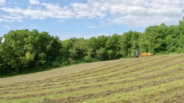 Groene Trekker Draait Aan Het Einde Van Een Rij Hooihark — Stockvideo