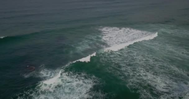 Vista Aérea Surfista Solitário Surfando Grandes Ondas Abano Guincho Perto — Vídeo de Stock