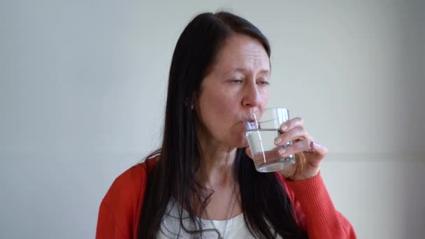 Jarige Vrouw Die Een Glas Water Drinkt Sluiten — Stockvideo