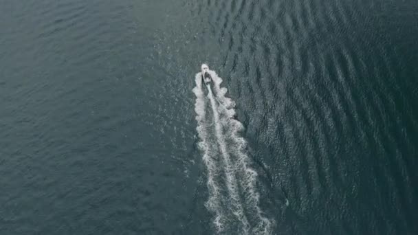 Flygfoto Med Drönare Efter Båt Avstånd — Stockvideo