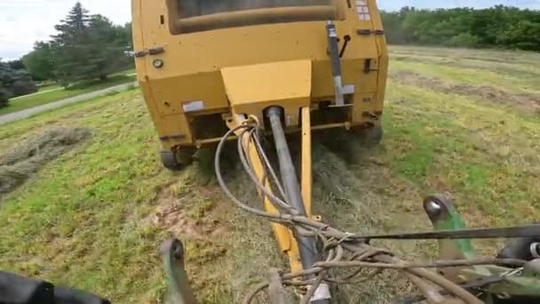 Vista Del Punto Enganche Entre Tractor Empacadora Heno Redonda Mientras — Vídeo de stock