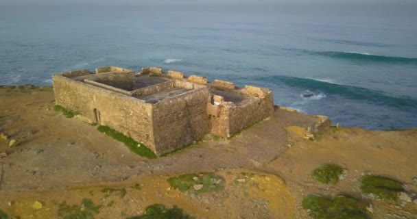 Árnyalatú Napkelte Fort Guincho Lisszabon Partján Néhány Hullám Összeomlik Háttérben — Stock videók