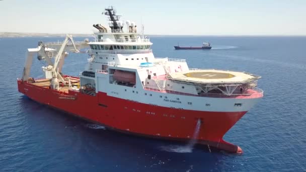 Сделан Снимок Огромного Кабельного Корабля Стоящего Якоре Голубом Море Ларнаки — стоковое видео