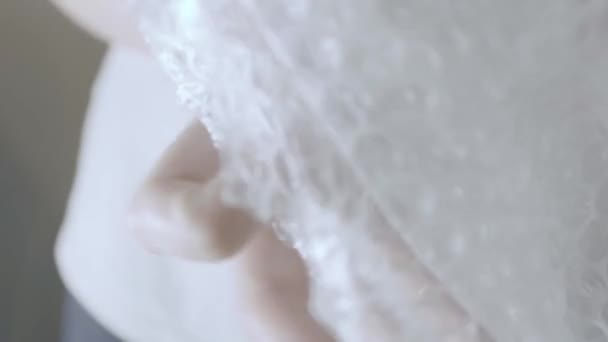 Detalhe Pedaço Plástico Bolha Realizada Por Duas Mãos Papel Embalagem — Vídeo de Stock