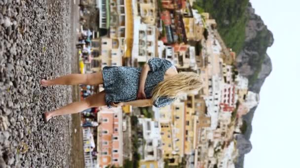 Donna Bionda Turista Sulla Spiaggia Positano Costiera Amalfitana Italia Verticale — Video Stock