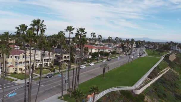 空中拍摄的街道和沿着海岸线移动的汽车 加利福尼亚长滩 — 图库视频影像