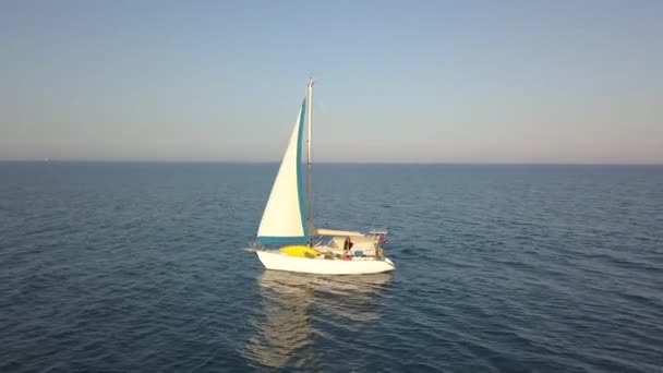 Orbit Shot Beautiful Sailing Boat Middle Blue Ocean Sunny Day — Stock video