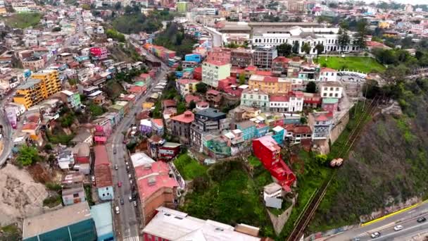 Drone Latający Przodu Ujawniając Kolorowe Domy Wzgórzu Dzielnicy Ameryki Południowej — Wideo stockowe
