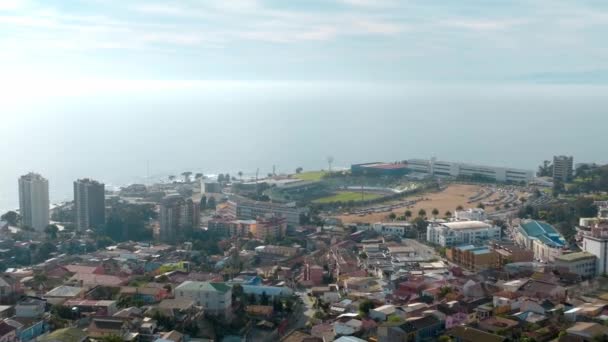 Panoramiczny Widok Lotu Ptaka Przybrzeżny Stadion Piłkarski Otoczony Miejskimi Budynkami — Wideo stockowe