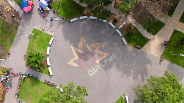 Upp Och Ner Vertikal Antenn Över Gamla Arturo Prat Torget — Stockvideo