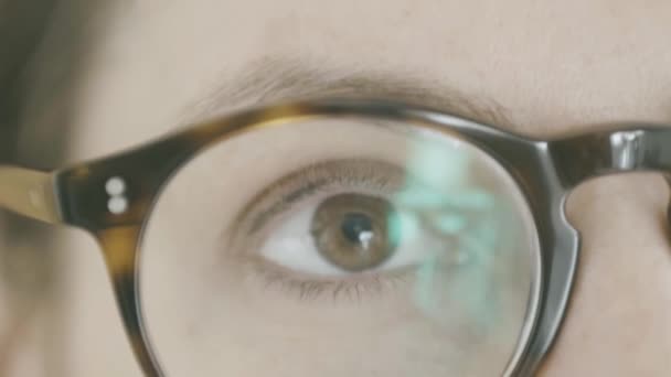 Detail Girl Eye Looking Room Seen Lenses Eyeglass Frames Because — Stock Video