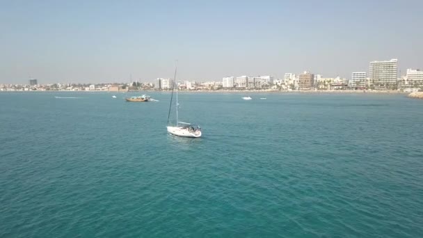 Wkraczając Oszałamiającą Scenerię Żaglowca Larnaką Cityscape Cypr — Wideo stockowe