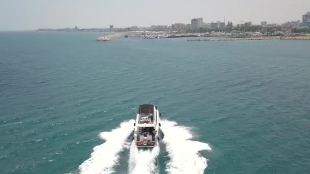 Drohnenfotos Von Weißem Boot Das Schnell Richtung Yachthafen Larnaca Auf — Stockvideo