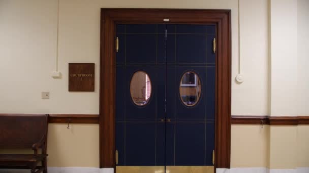 4K裁判所の裁判所のドアにつながる裁判所のロビーの壁にサイン付きの裁判所の部屋Bロールのためにワイドショット — ストック動画