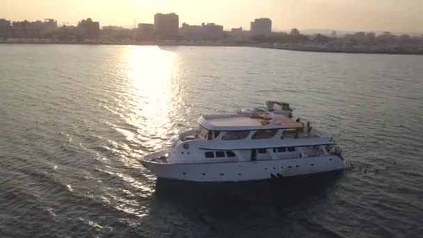 Orbit Shot Beautiful Yacht Anchored Middle Blue Sea Sun Reflection — Αρχείο Βίντεο