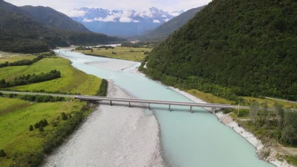 Ponte Sul Fiume Glaciale Alte Montagne All Orizzonte Paesaggio Incredibile — Video Stock