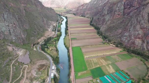 Drone Shots Van Klimmers Bij Kliffen Van Urubamba Cusco Peru — Stockvideo