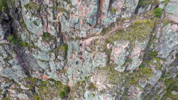 秘鲁库斯科乌鲁班巴悬崖上登山者的无人机射击 它也被称为圣谷 登山者正在爬上他们的Airbnb山 枪炮全开了 — 图库视频影像