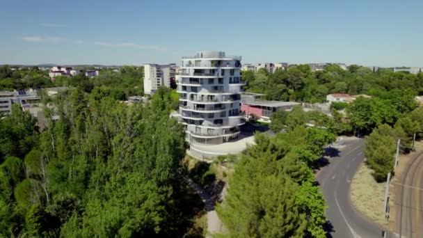 Bohatý Činžovní Dům Uprostřed Zelených Stromů Montpellier Francie — Stock video