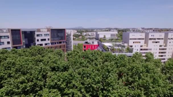Bewegte Drohne Schoss Auf Einige Schöne Und Moderne Wohngebäude — Stockvideo