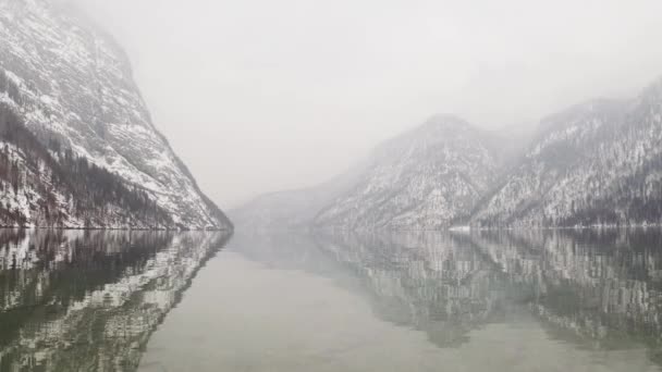 ヨーロッパの冬の湖の空中ドローン グレード — ストック動画