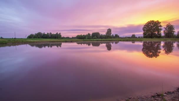 Plan Angle Bas Bord Lac Sous Ciel Couchant Coloré Avec — Video