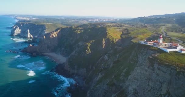 葡萄牙Cabo Roca灯塔的晨景 轨道无人驾驶飞机镜头 — 图库视频影像
