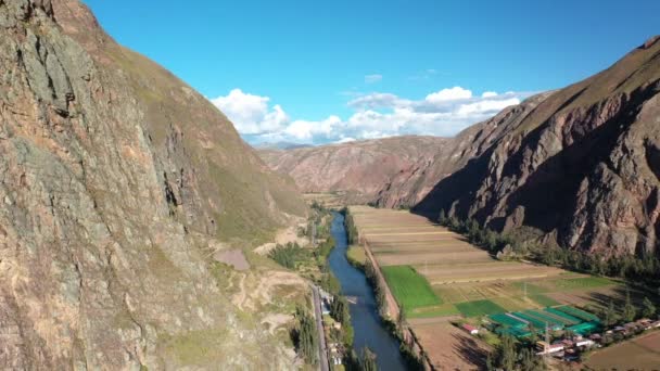 Drone Shots Van Klimmers Bij Kliffen Van Urubamba Cusco Peru — Stockvideo