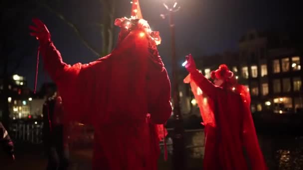Extinction Rebellion Red Rebels Walking Street Night Zadní Zpomalený Pohyb — Stock video