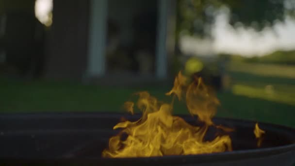 火堆从火坑中缓缓升起的火堆 — 图库视频影像