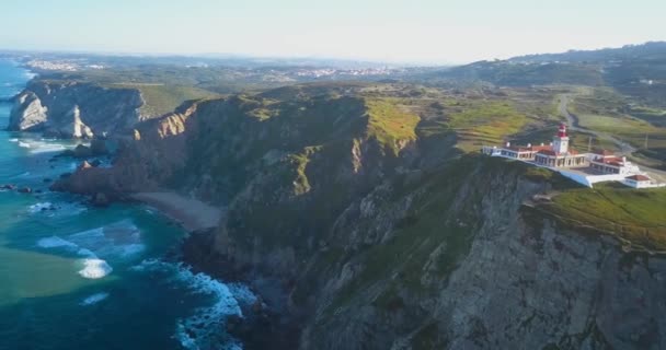 罗卡角灯塔周围的无人机 位于神奇的落日光芒下的岩石悬崖上 空中俯瞰着欧洲大陆尽头的海角 晚上有4K个镜头 — 图库视频影像