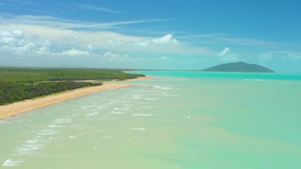 青い水と島のホライズンを持つ風光明媚なカルミラビーチの海岸線の空中4Kドローンフライオーバー北クイーンズランド州 オーストラリア — ストック動画
