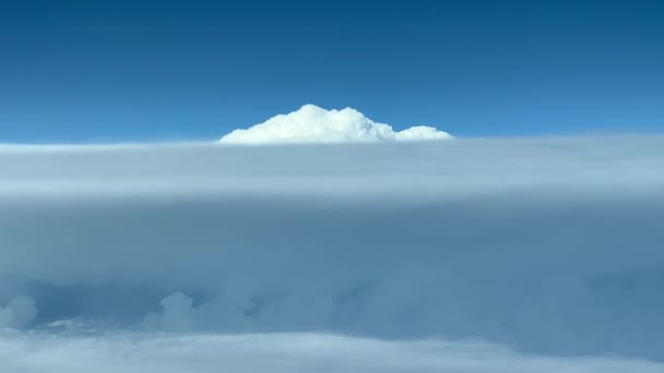 Imponerande Flygbild Enorm Cumulonimbus Gömd Ett Lager Stratusmoln Pilotens Ståndpunkt — Stockvideo