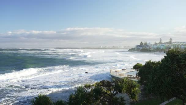 オーストラリアの海岸線に沿って大きな波と白波がある風光明媚なビーチサイドのオーシャンプール — ストック動画