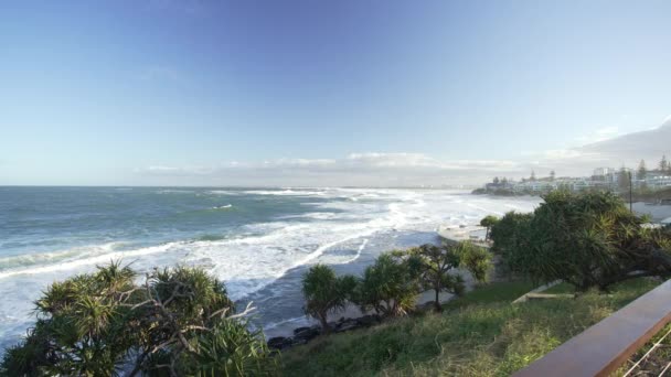 Tropical Beach View Grassy Headland Ocean Waves Blue Sky Australien — Stockvideo