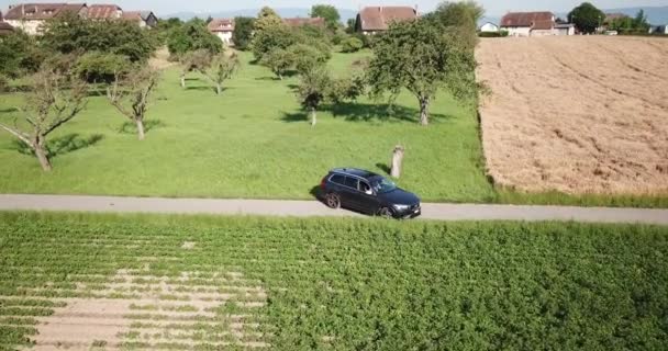 Een Xc90 Volvo Suv Auto Draait 180 Graden Hobbelige Zwitserse — Stockvideo