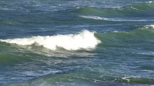 Slow Motion Ocean Waves Crashing Tworzenie White Wash Blue Sea — Wideo stockowe