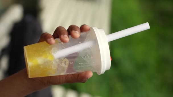Plastik Bardaktaki Buzlu Çayı Samanla Tazeliyorum — Stok video