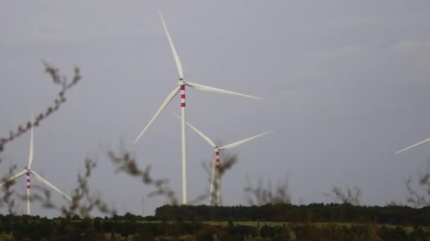 Aerogeneradores Molinos Viento Durante Fuerte Día Ventoso Eco Sostenible Cero — Vídeo de stock