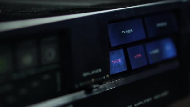 オーディオアンプの入力セレクタ カセットテープへの切り替え 音量の増加 クローズアップ — ストック動画