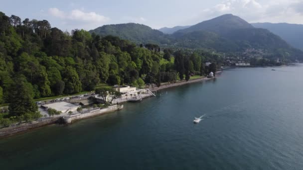 在意大利贝拉吉奥的小酒馆旁边经过的科莫湖中穿梭的快艇 — 图库视频影像