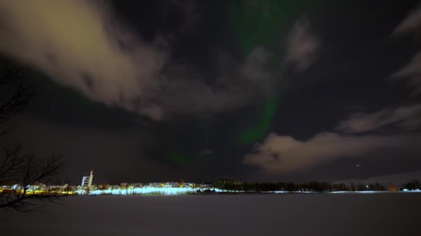 북극광 북극광은 노르웨이 가운데있는 호수에서 행진하는 — 비디오