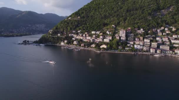 Boot Stopt Het Pittoreske Como Stad Aan Het Comomeer Italië — Stockvideo